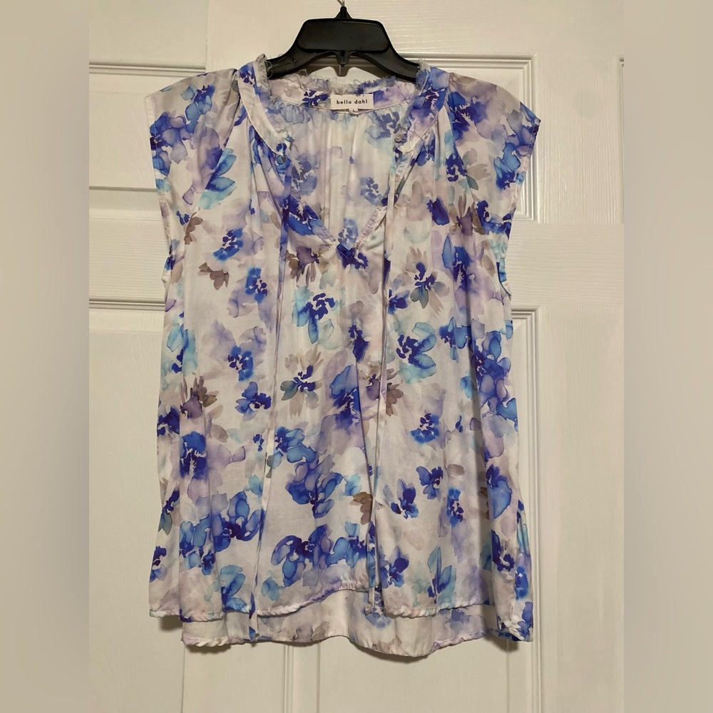 Bella dahl size L ruffle raglan top.